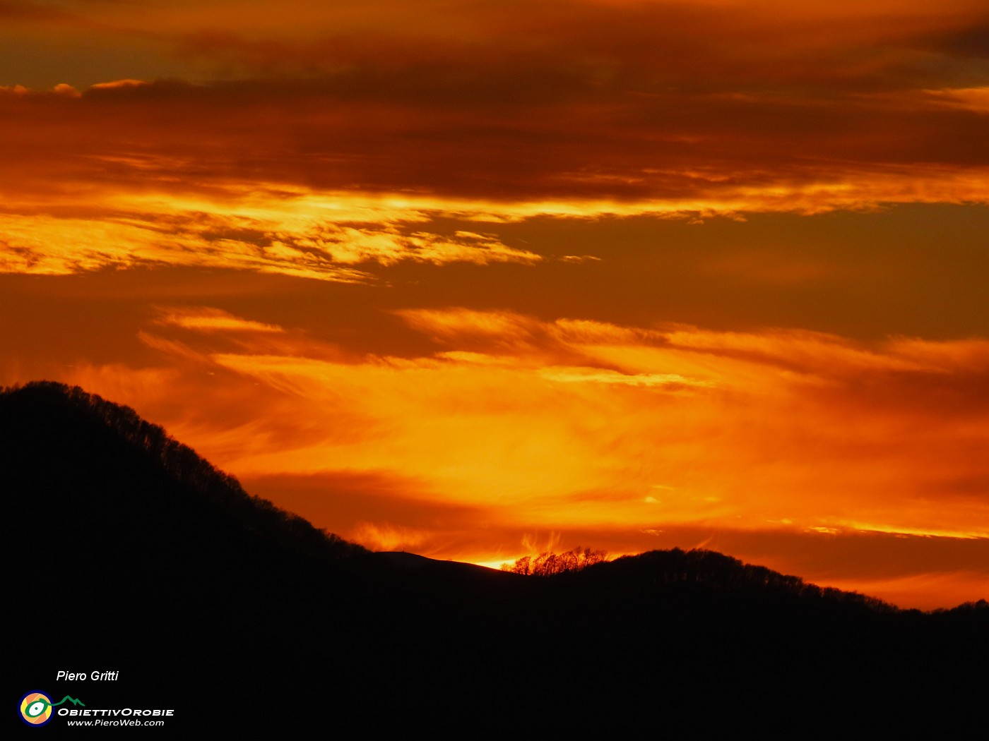 53 Il sole tramonta verso il Monte Zucco.JPG